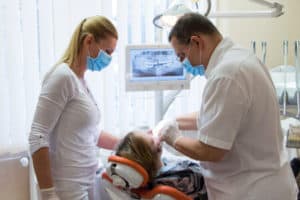 Zahnarzt in Mosonmagyaróvár und Assistentin