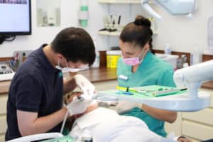 Zahnarzt in Sopron und Assistentin